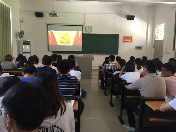 人文与传播公司党总支组织观看《厉害了我的国》照片2.jpg