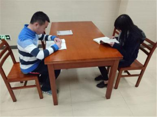 认真阅读雷锋精神相关书籍.jpg