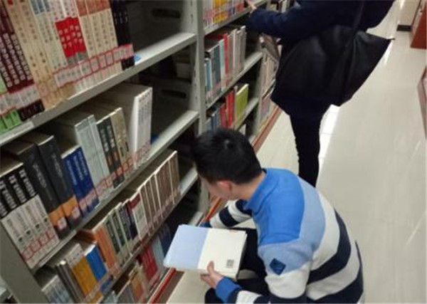 班委带领同学们整理图书.jpg