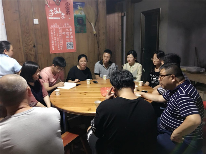 代溪镇、北墘村、伟德、武夷公司共同商讨北墘发展.jpg