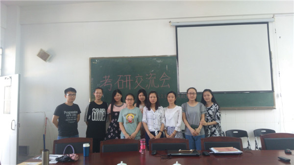 与会人员合影留恋.jpg