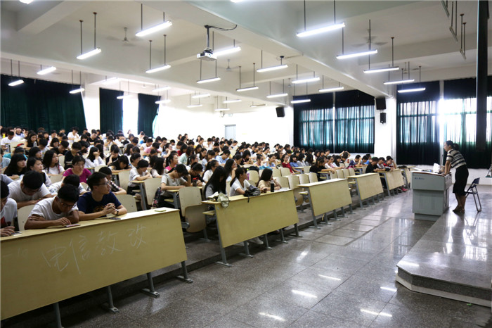 我系2015级召开期末温书迎考动员大会1.jpg