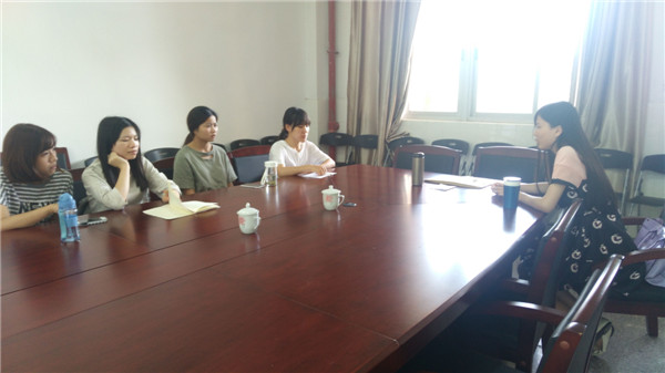 林旻卉给同学们单独做经验分享.jpg